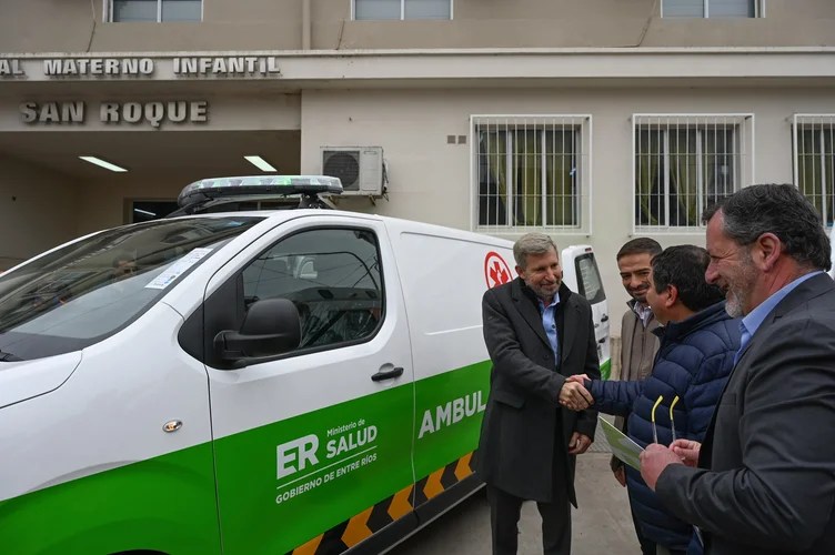 Rogelio Frigerio entrega ambulancias
