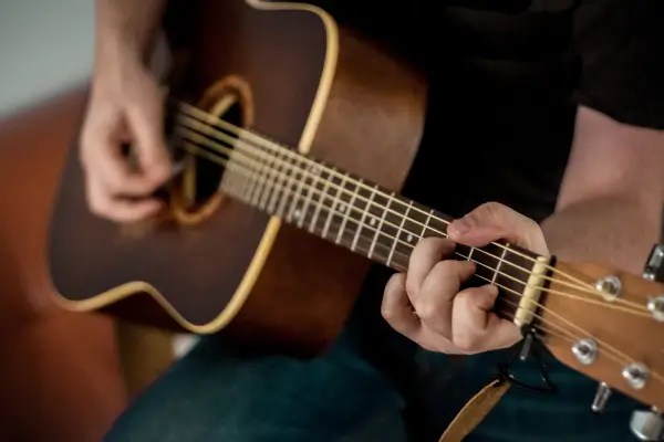 Método Violão 100: Aprenda a Tocar Violão Com Facilidade e Precisão