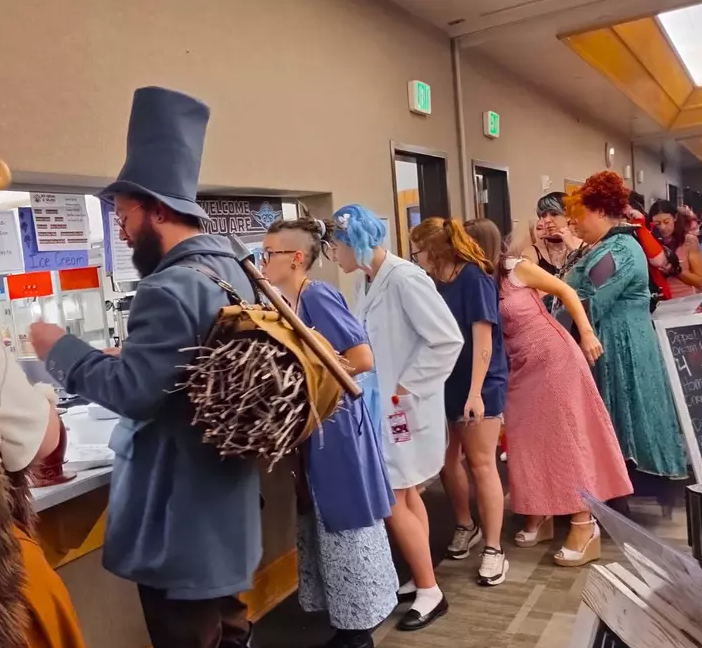 comic con attendees buying concessions.