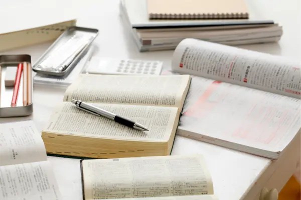 Esta imagem representa a importância dos estudos complementares na educação em seguros. Destaca a pesquisa, leitura e aprofundamento de conhecimento como ferramentas essenciais para compreender melhor o setor, reduzir riscos e tomar decisões informadas.