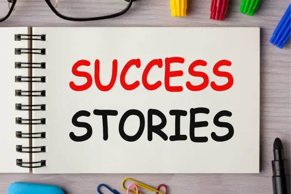 A imagem busca representar a motivação e inspiração por trás de histórias de sucesso. Ao exibir um caderno com “SUCCESS STORIES” em destaque, ela reforça a importância de exemplos reais para aprendizado e conquistas.