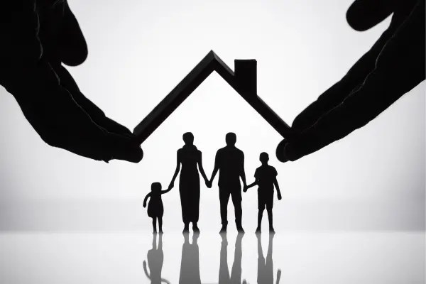 Esta imagem realça a proteção familiar e a importância do seguro, mostrando silhuetas de uma família abrigada sob um telhado formado pelas mãos. O propósito é evidenciar como a cultura do seguro fortalece a gestão de riscos e garante tranquilidade.