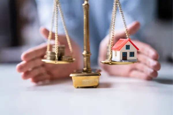 A imagem simboliza a importância do equilíbrio financeiro na formação de uma cultura de planejamento. Ao mostrar uma balança com moedas e uma casa, reforça a relevância de priorizar metas e garantir estabilidade econômica. Ressalta decisões futuras!