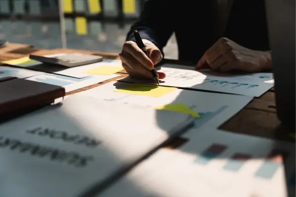 Esta imagem foi escolhida para ilustrar a análise e o planejamento cuidadosos no contexto de riscos financeiros, destacando a importância de revisar dados, interpretar gráficos e criar estratégias eficazes para evitar perdas econômicas com êxito pleno.