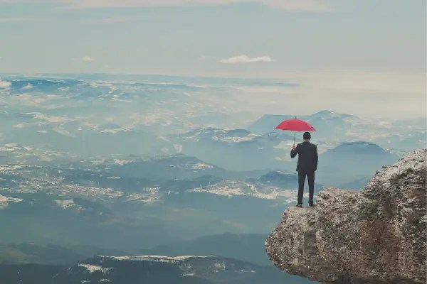 Esta imagem destaca a importância de se antecipar e enfrentar riscos naturais, simbolizando a busca por proteção e resiliência. Ilustra a necessidade de preparação para lidar com incertezas e fenômenos ambientais. Reforça coragem para proteger vidas.