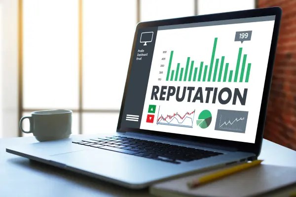 Esta imagem ressalta a importância de monitorar e analisar constantemente a reputação de uma empresa, exibindo métricas e gráficos em um laptop. Ela enfatiza como a percepção do público influencia o sucesso e a credibilidade corporativa.