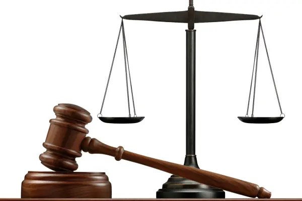 Esta imagem mostra um martelo de juiz e balança, simbolizando o poder judiciário e a necessidade de cumprir leis e normas. Ela reforça a ideia de análise cuidadosa e equilíbrio em decisões jurídicas. Destaca responsabilidade e confiança no Direito