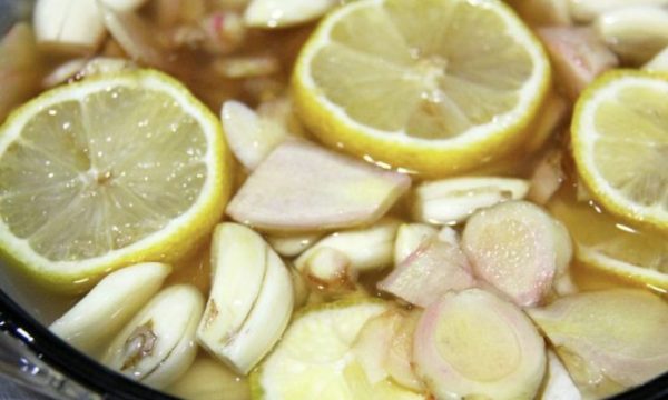 Kombinimi i hudhrës dhe limonit ul kolesterolin