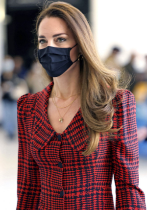 Kate Middleton viziton muzeun e preferuar, por vëmendjen e merr paraqitja e saj (Foto)
