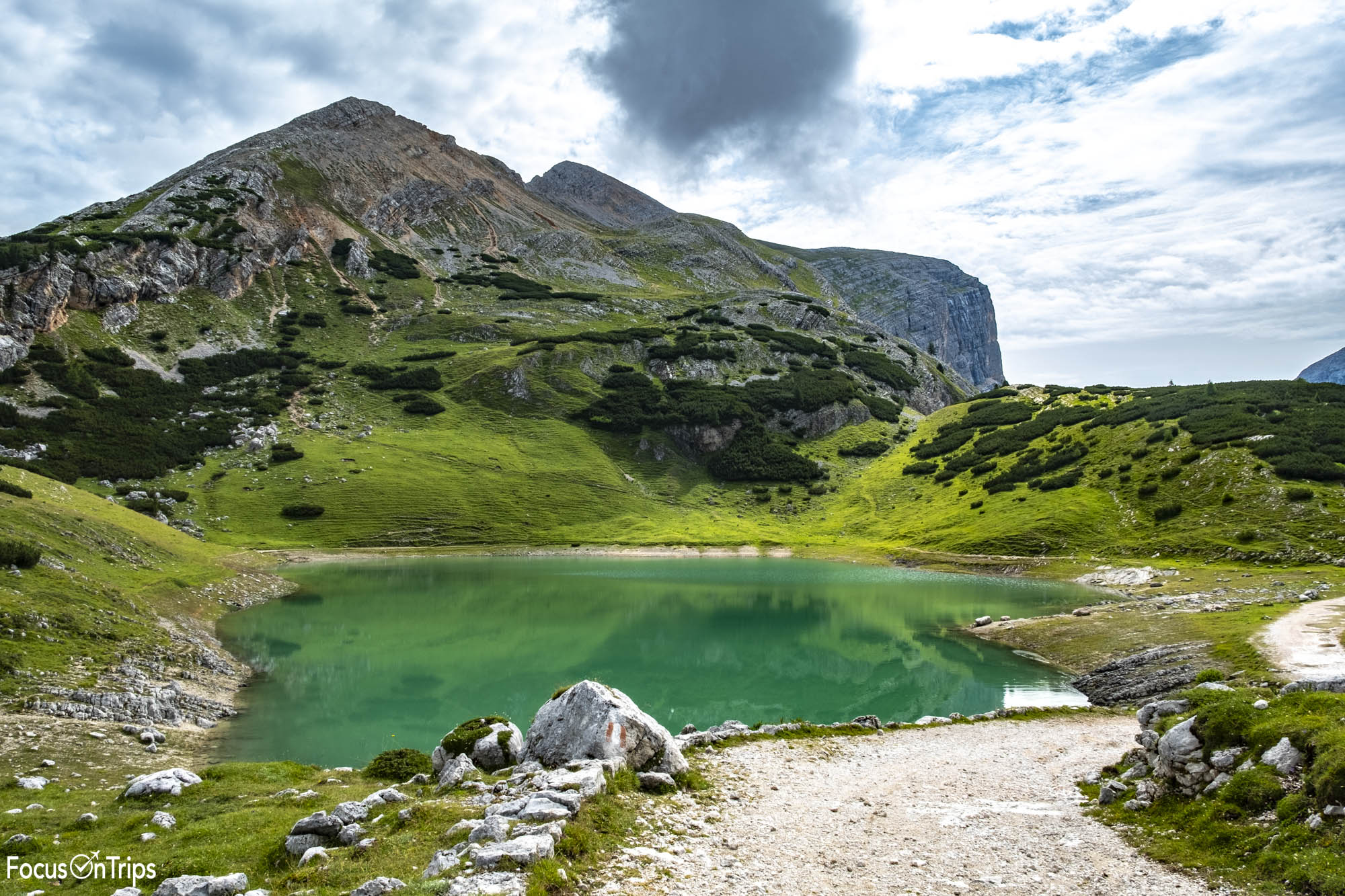 lago di limo da rifugio fanes trekking