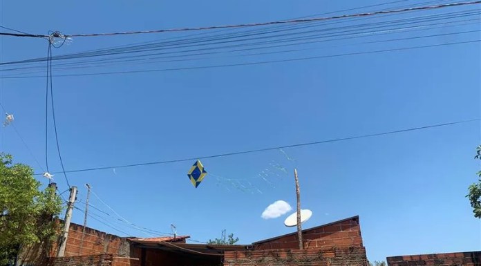 Energisa orienta população sobre cuidados ao empinar pipa próximo à rede elétrica
