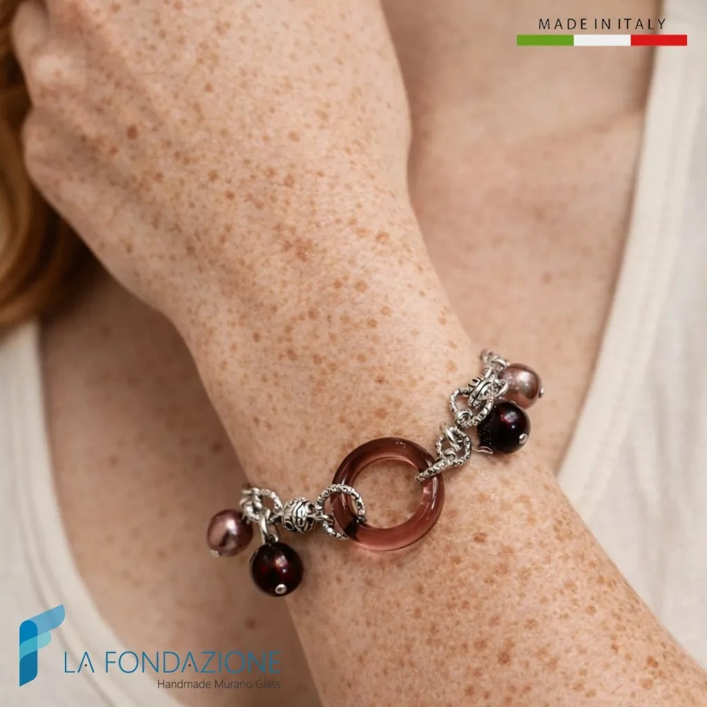 Bracciale Prugna Cerchi indossato, vetro di Murano