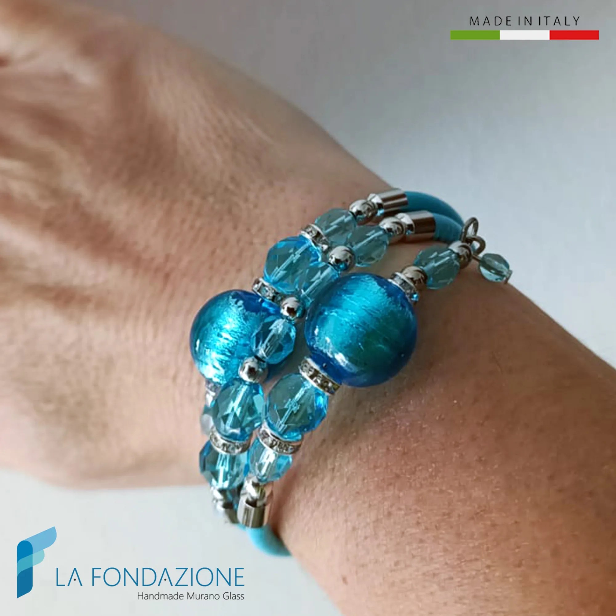 Bracciale Redentore regolabile wrap blu indossato