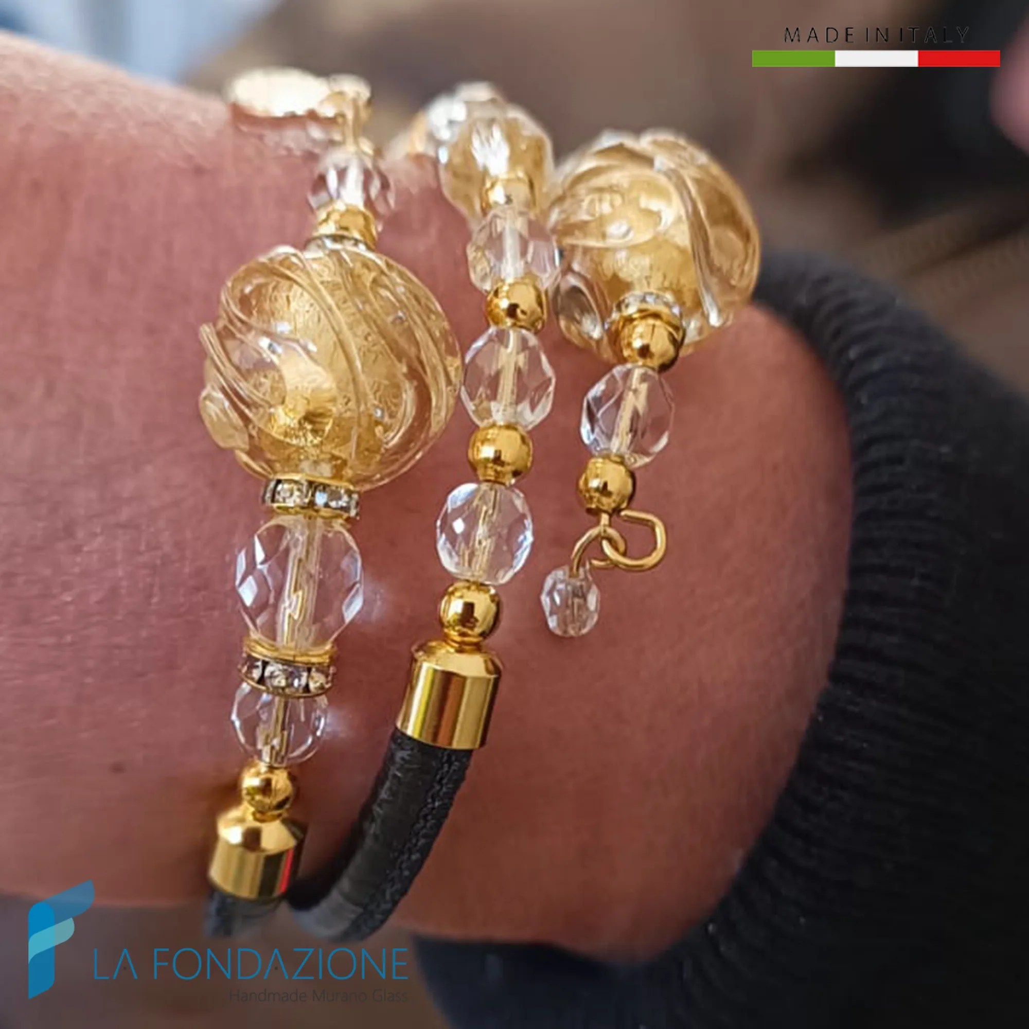 Bracciale Redentore regolabile variante oro e nero indossato
