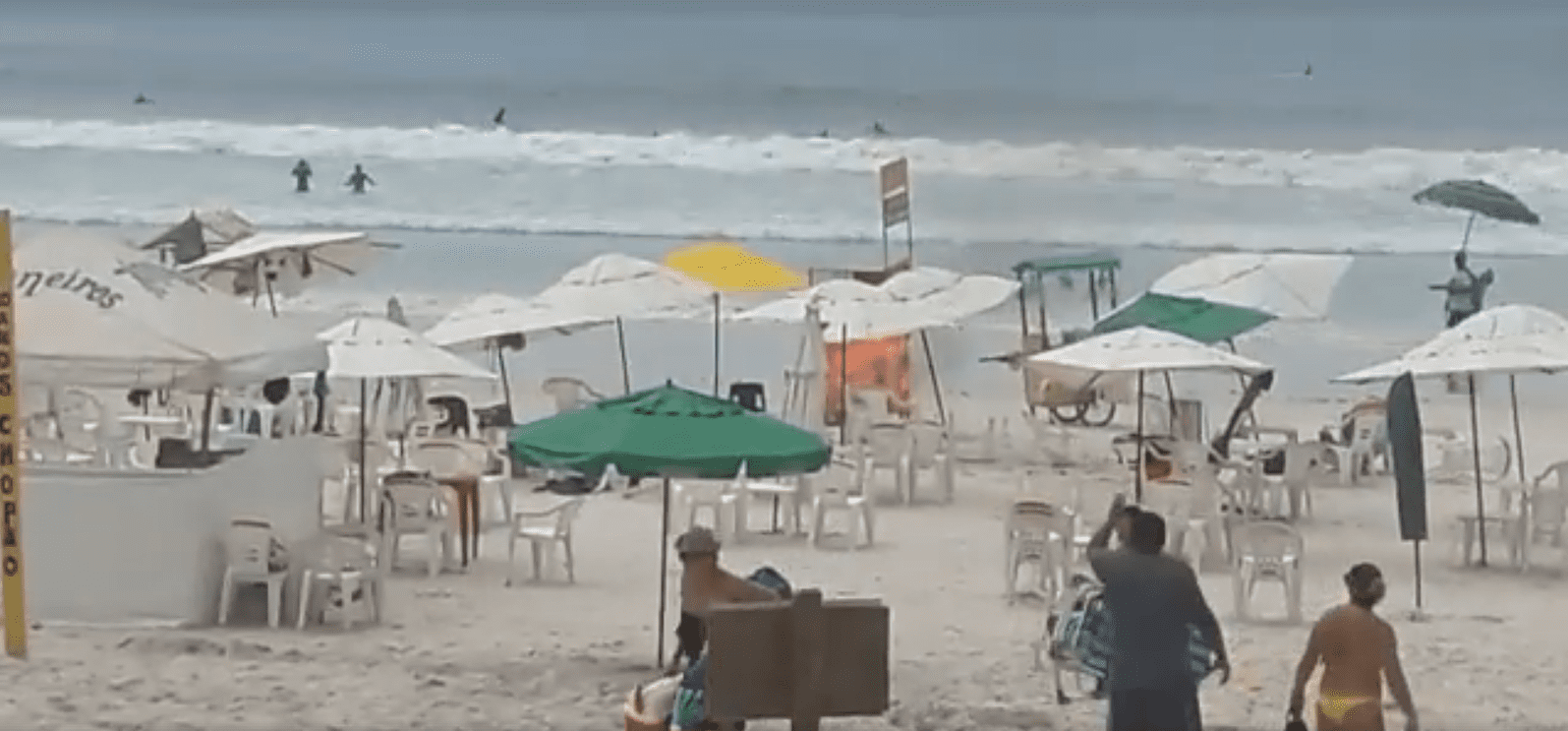 Barraca pegando fogo praia do forte em cabo frio