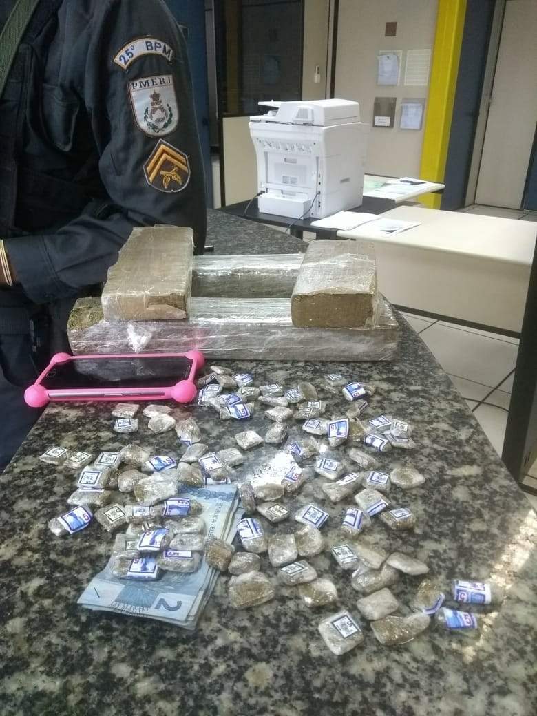 Segundo a PM, o suspeito seria gerente do tráfico no bairro Jardim Esperança. Foto: PM/ Divulgação