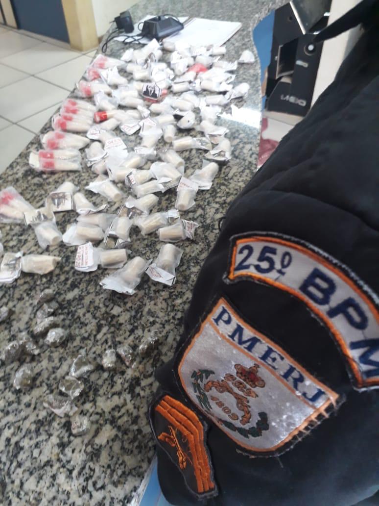 Segundo a PM, com o rapaz foi apreendida uma mochila contendo drogas e material do tráfico. Foto: PM/Divulgação