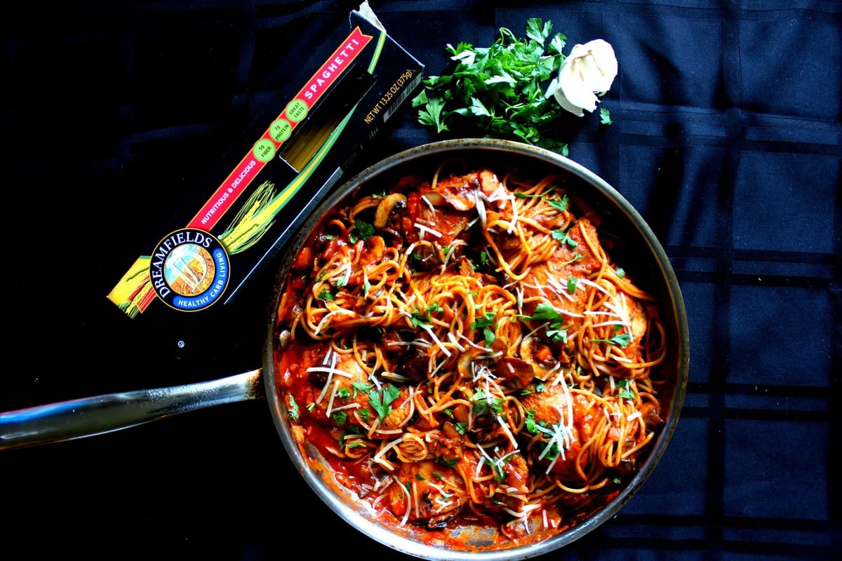 Chicken & Mushroom Spaghetti in Spicy Red Wine Tomato Sauce//Johanna Cook