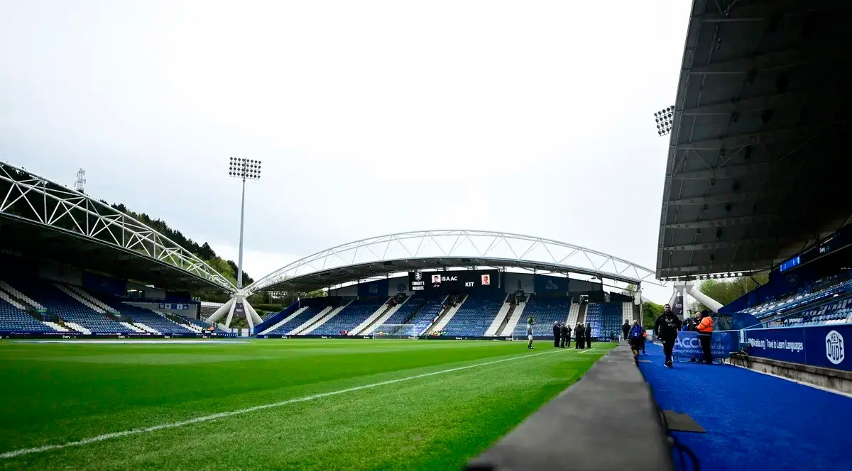 Exeter City y Rochdale se disputan fichaje de un zaguero de Huddersfield Town