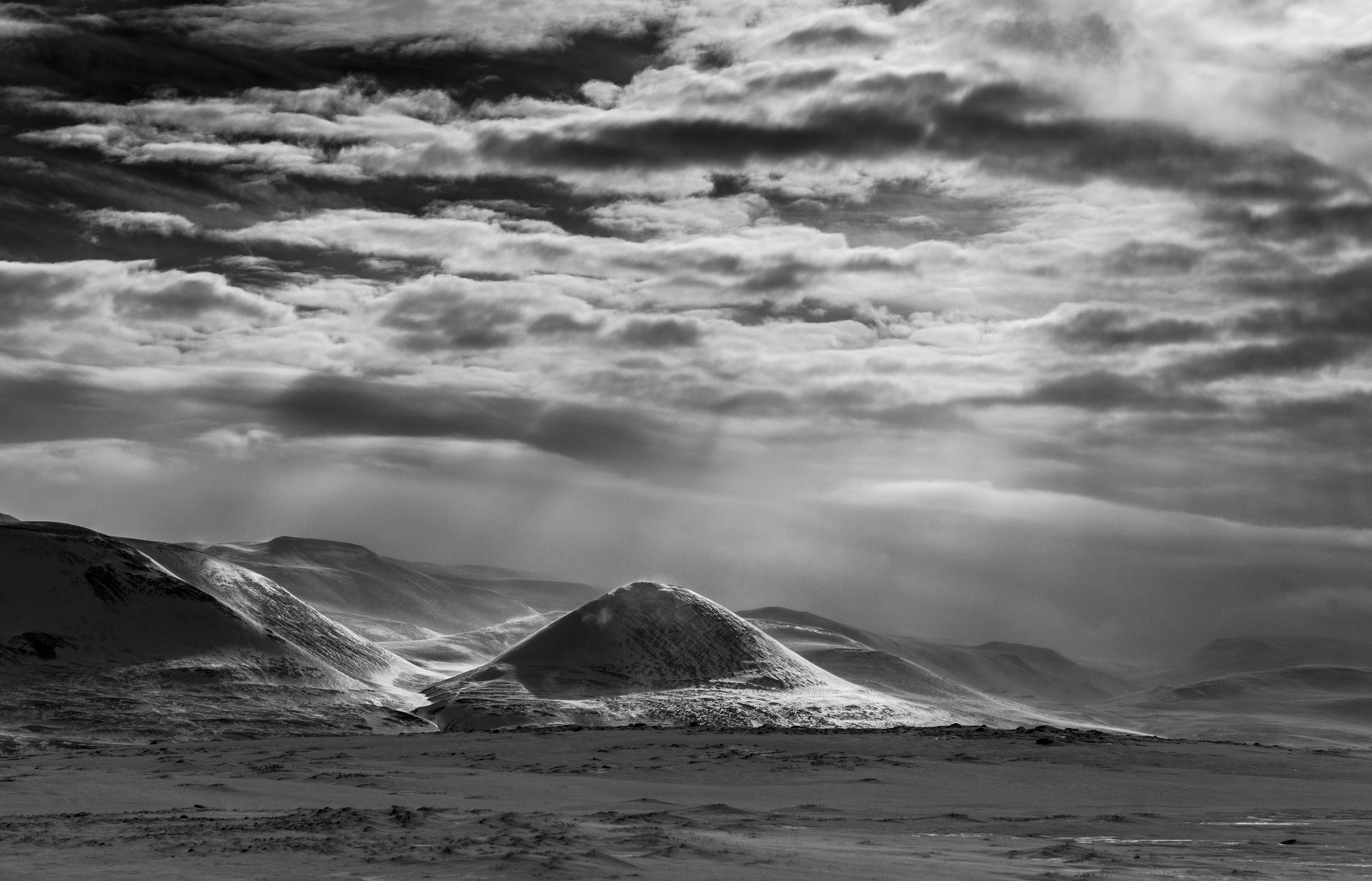 Icelandic mountains and light leica