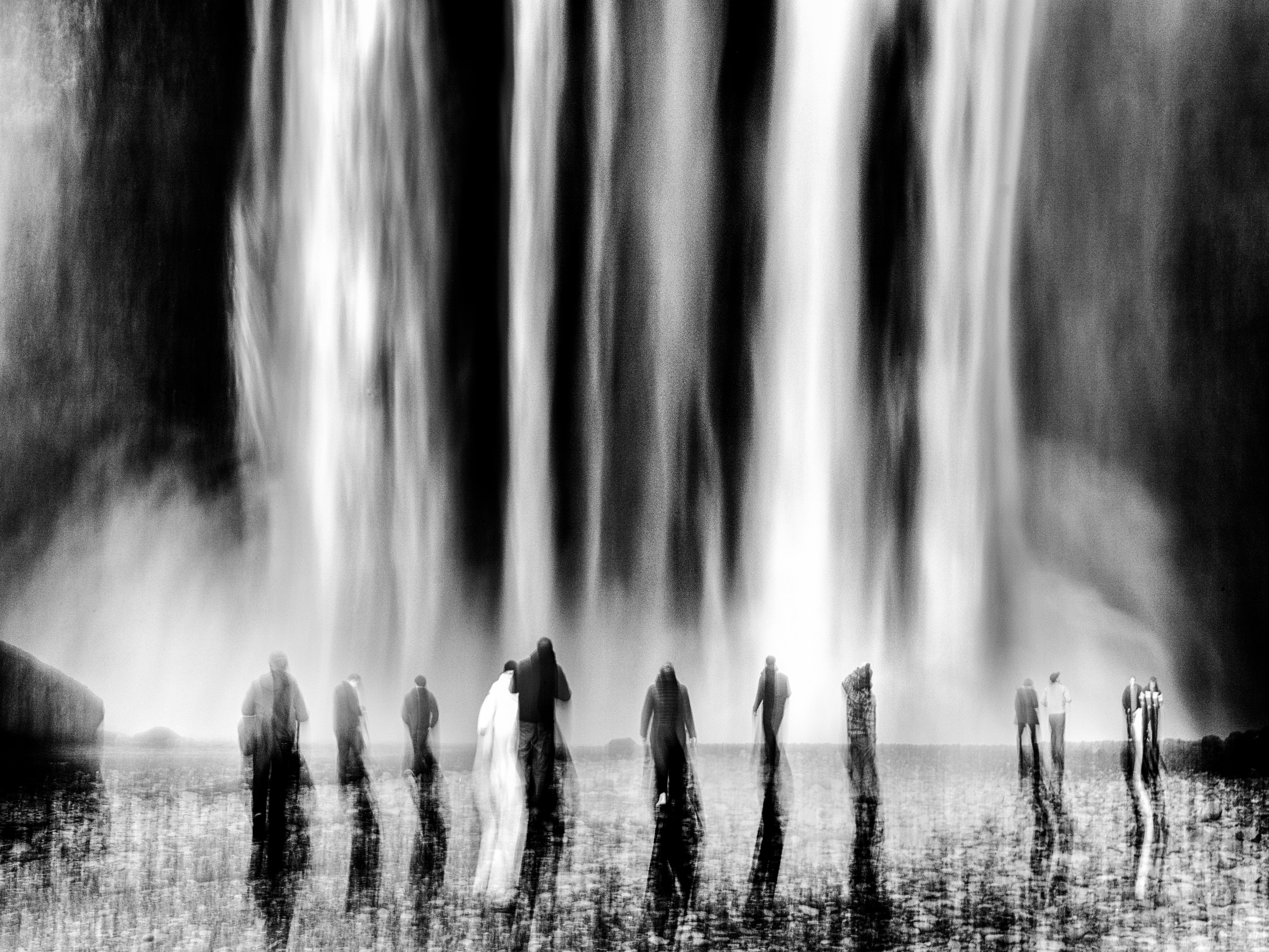 Skogasfoss toursits leica