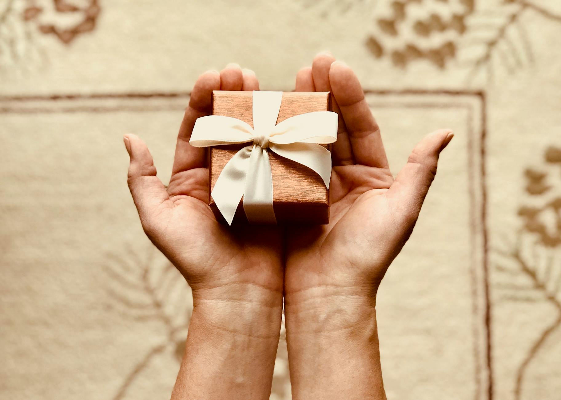 cadeau emballé dans les mains comme signe de gratitude