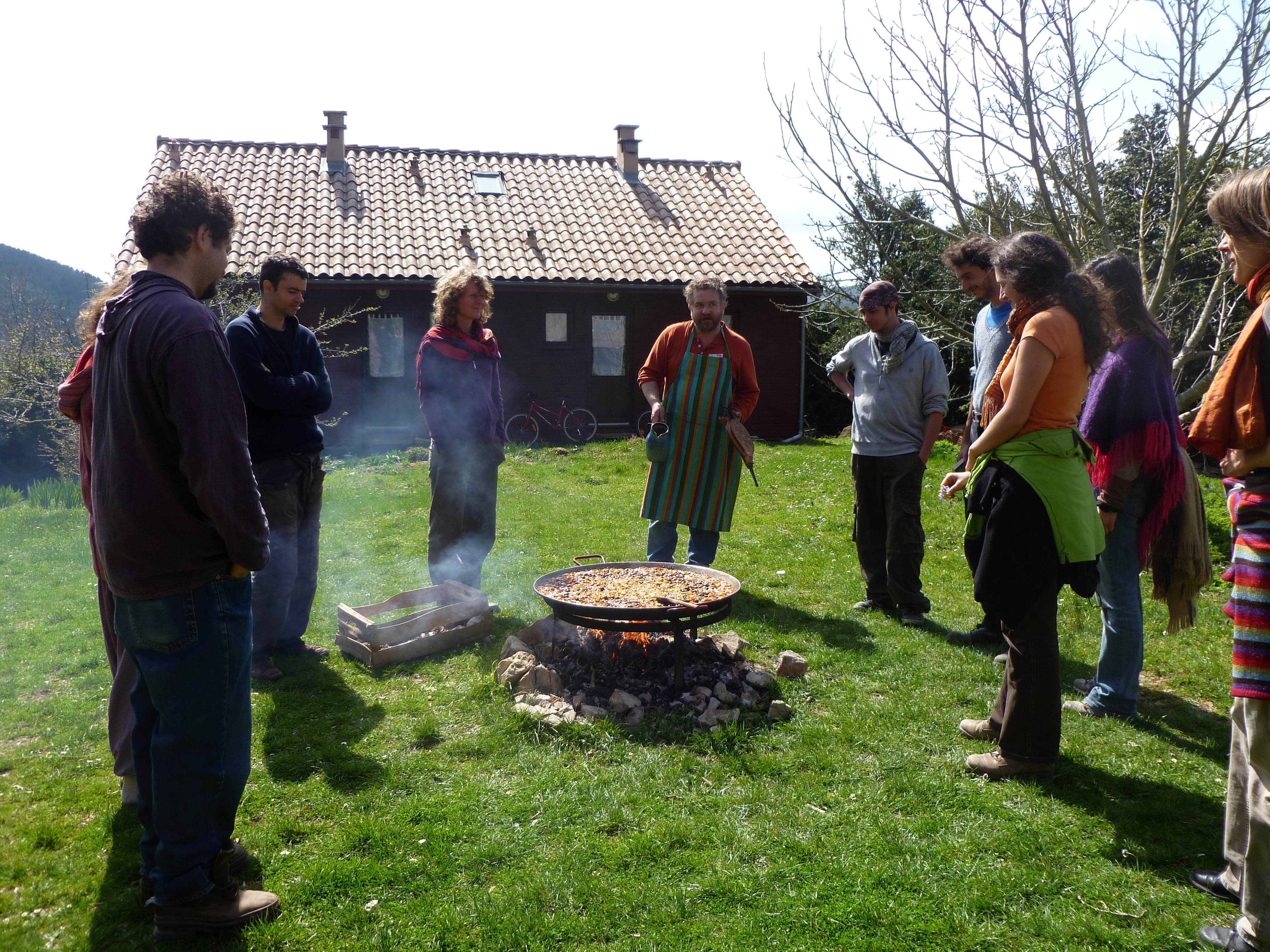 Autour du feu de la communauté de l'Arche de la Borie