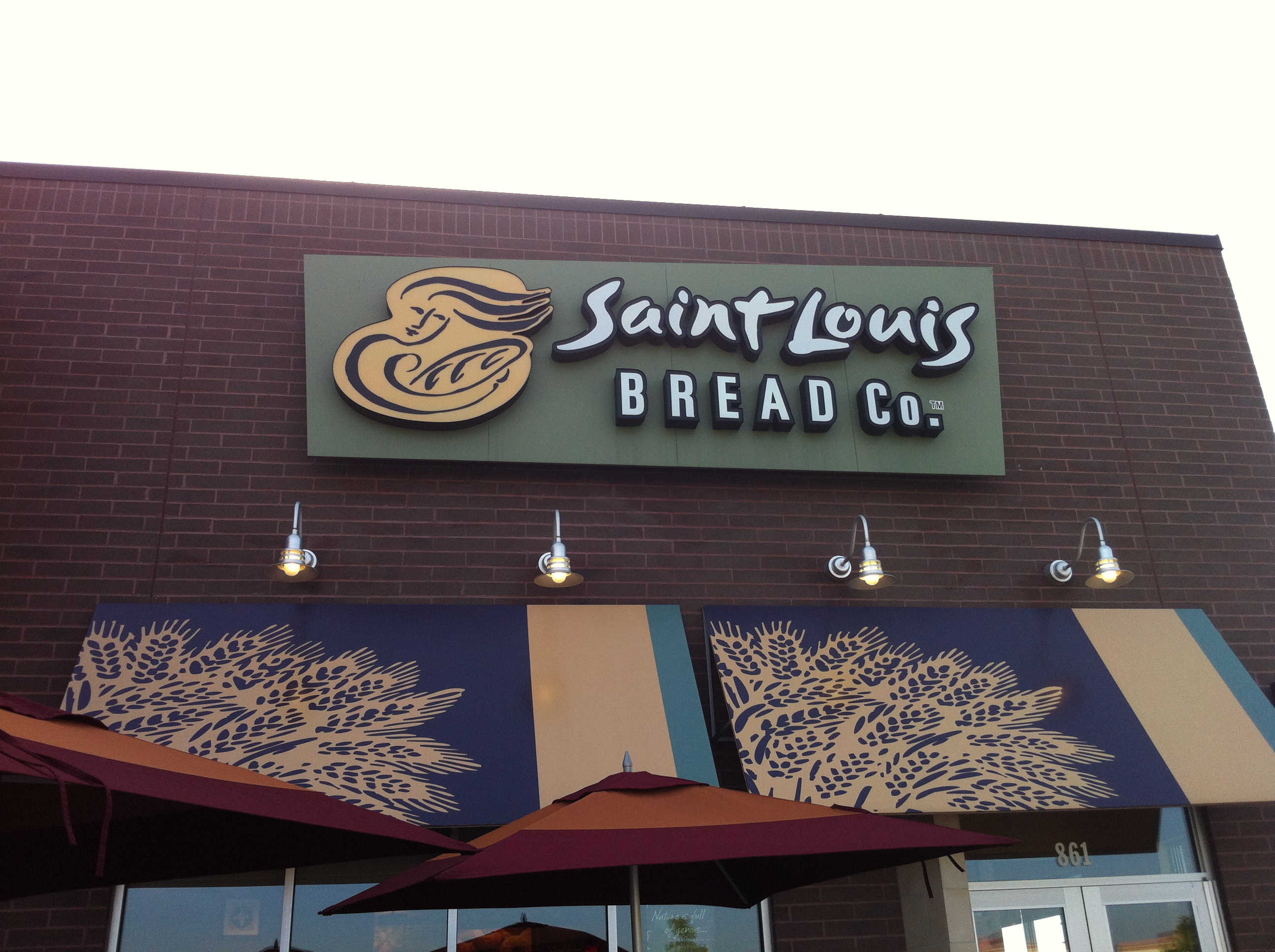 This morning, we packed up for the 13-hour drive to Denver, making one last stop before we left to find out why "Saint Louis Bread Co." looks so much like Panara. Sure enough, it turns out Panera originated in St. Louis. It was a great experience -- I ordered a cinnamon crunch bagel, then decided I ought to eat something more healthy and changed my order. When it was ready, the cashier brought our bags over for us and said "and here's an extra surprise for you." Inside was the cinnamon crunch bagel. :)