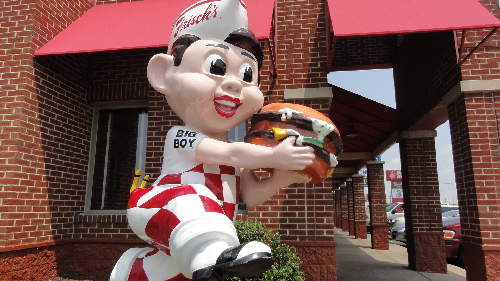 Mom was determined not to leave Indiana without a pork loin sandwich, a local fast food staple she remembered from her college days. We didn't have a chance to stop in Indiana, but did manage to find one at this Frisch's Big Boy restaurant in Ohio.