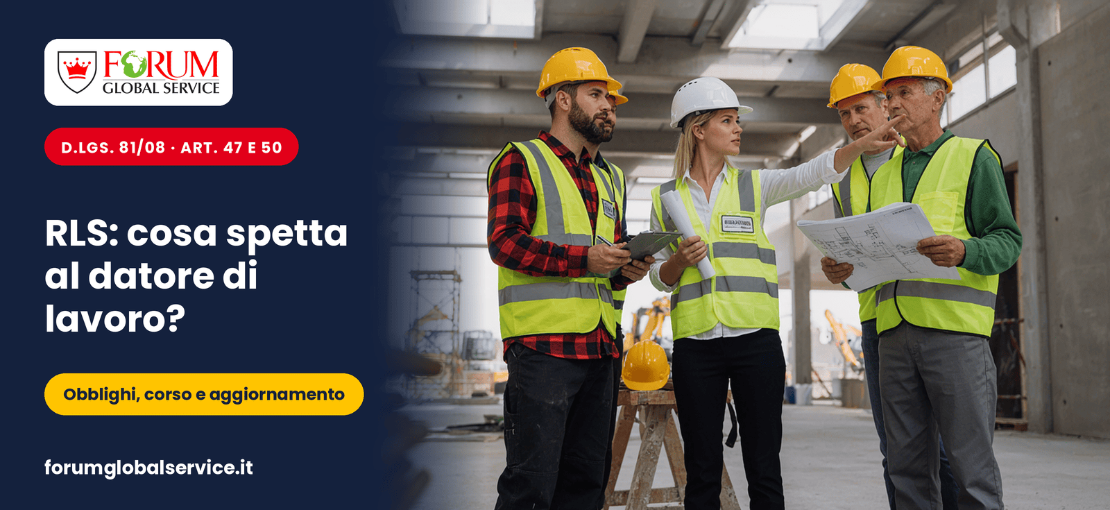Un gruppo di lavoratori con casco e giubbotto ad alta visibilità consulta un progetto in un cantiere
