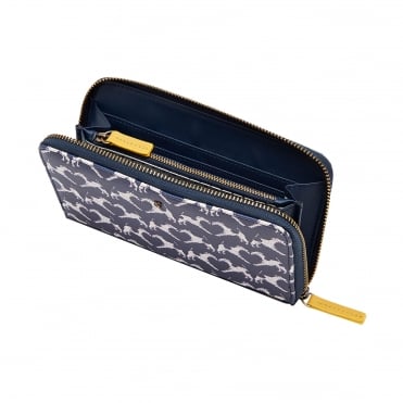 “in american english, a purse is a small bag, also called a handbag or a pocketbook.” “in british english&nbsp;. Purse In American English Wordreference Forums