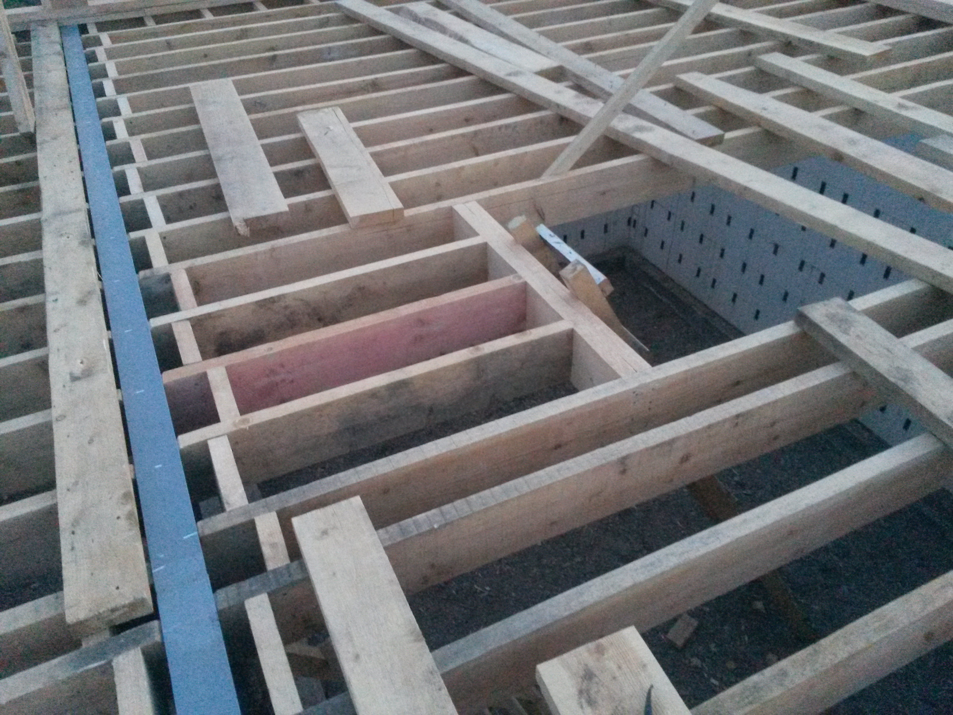 Нужно установить специальные опорные балки для опалубки. Cokolnoe Perekrytie Po Derevyannym Balkam Stranica Ne Najdena Fundamenty Ot A Do Ya Forvardplast Ru Dekorativnaya Plenka Pvh Dlya Podokonnikov