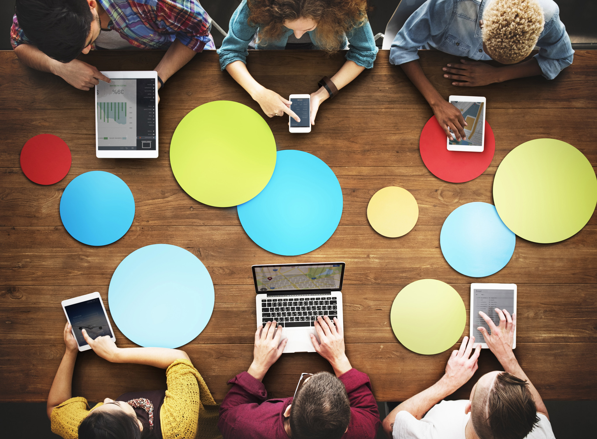 Personas reunidas alorededor de una mesa con BYOD
