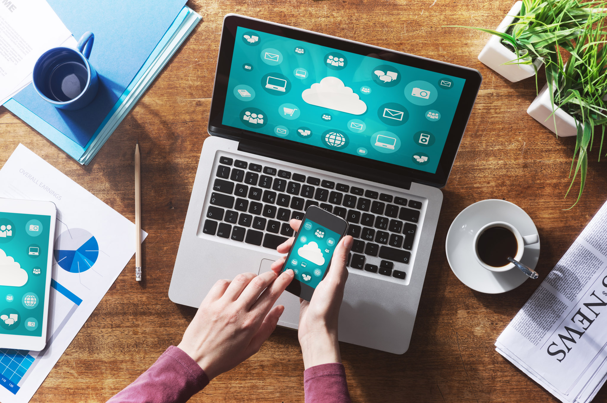 manos de una mujer manejando un móvil con tecnologia de nubes gratuitas