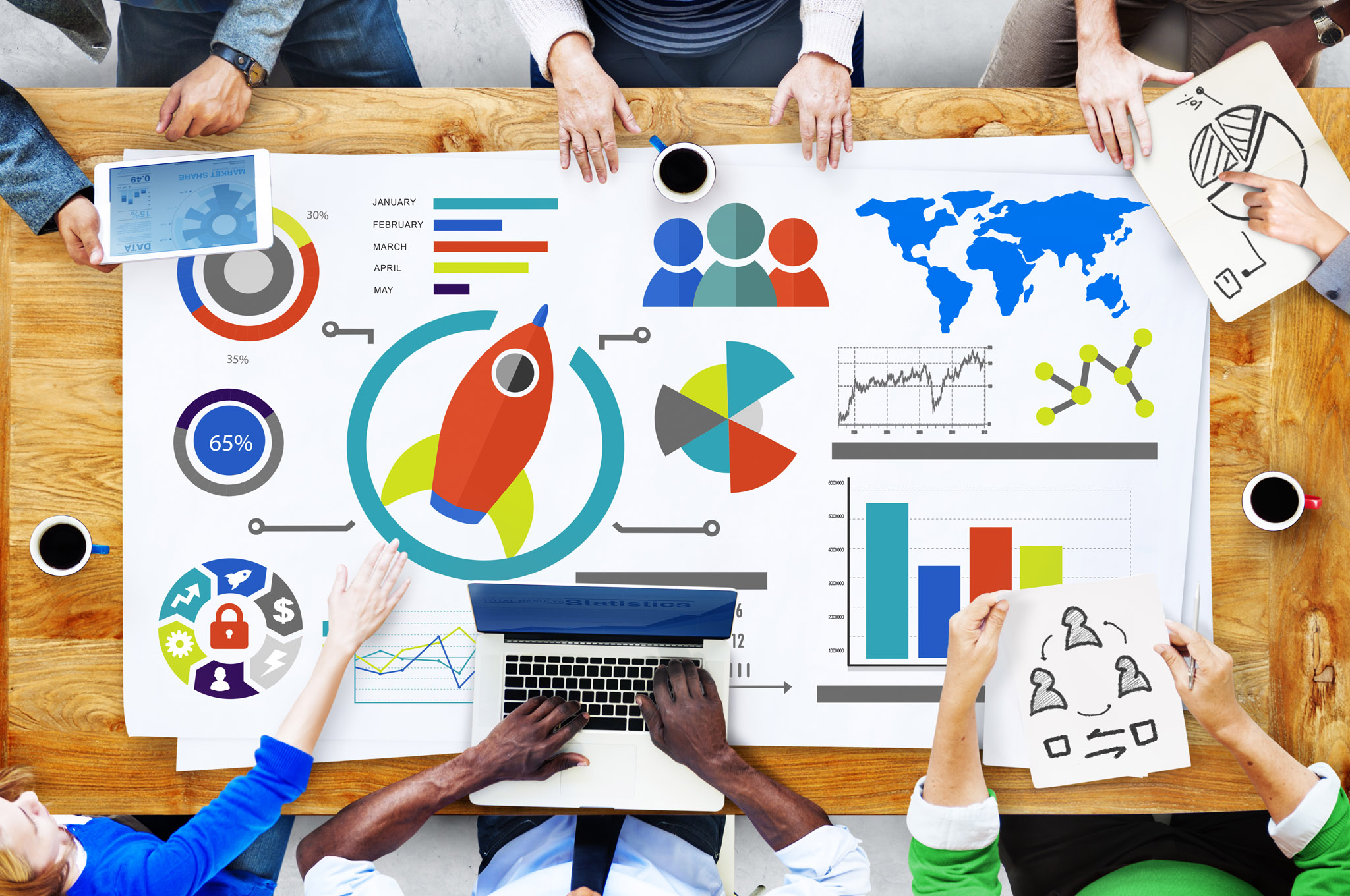 personas alrededor de una inforgrafia