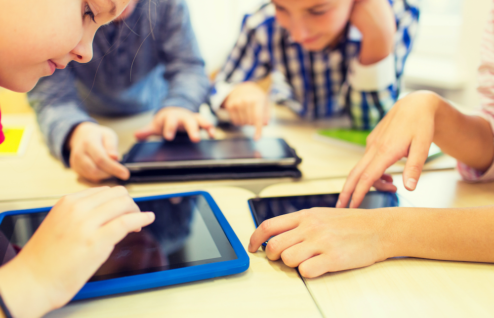 estudiantes usando tabletas en la sala de clases