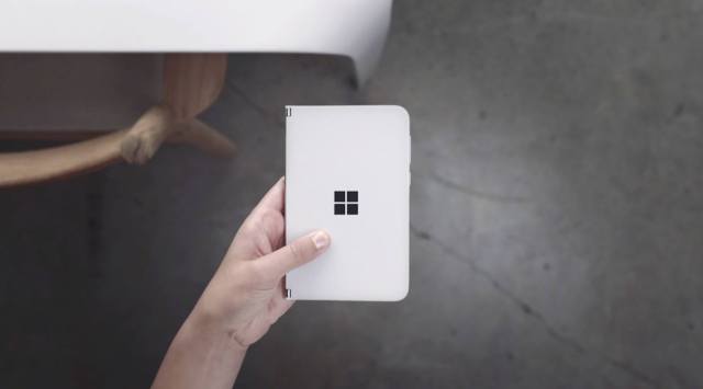 permukaan microsoft tidak tertutup di tangan
