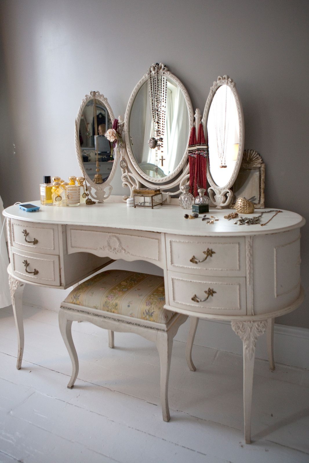 Vanity dressing tables