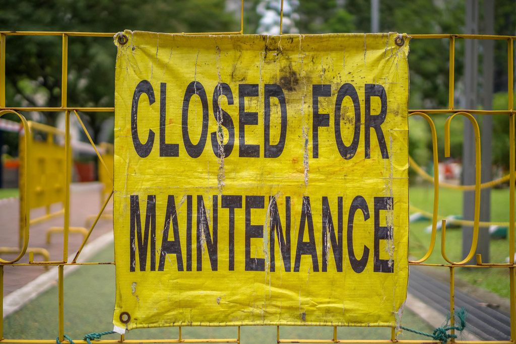 Closed / cerrado sign at the gate of the jardines de alfabia in bunyola