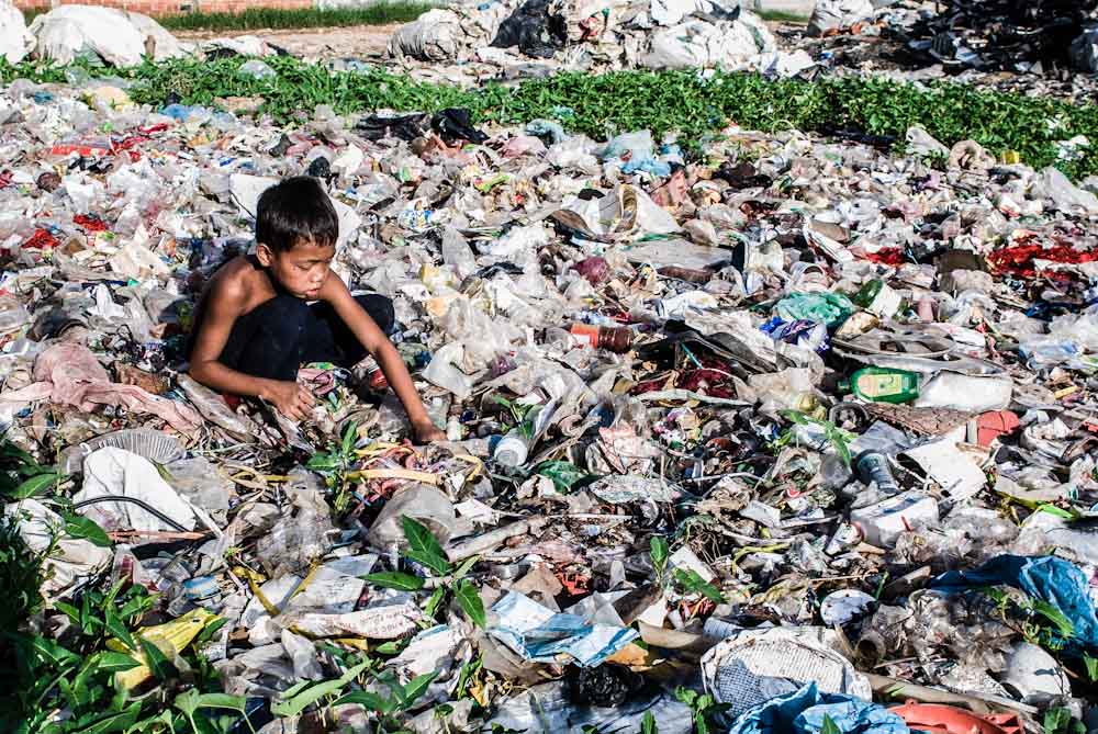Niño buscando material reciclable en el basurero Steung Meancheye, Phnom Pehn, Camboya.
