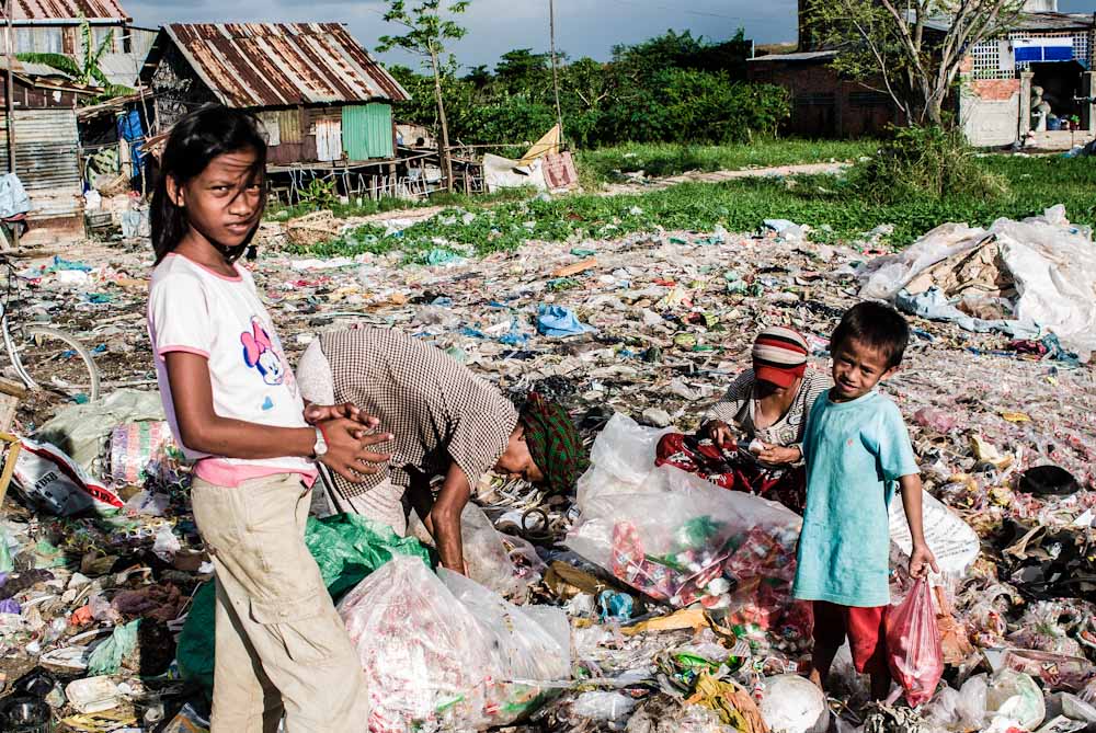 Niños buscando material reciclable en el basurero Steung Meancheye, Phnom Pehn, Camboya.