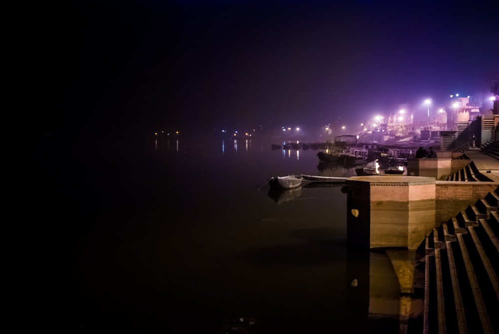Varanasi es famosa por sus ghats, que rebosan de vida durante todo el día y que se calman durante la madrugada.