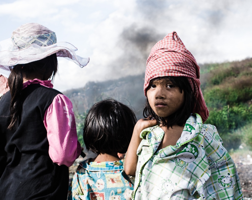 Niños buscando material reciclable en el basurero Steung Meancheye, Phnom Pehn, Camboya.