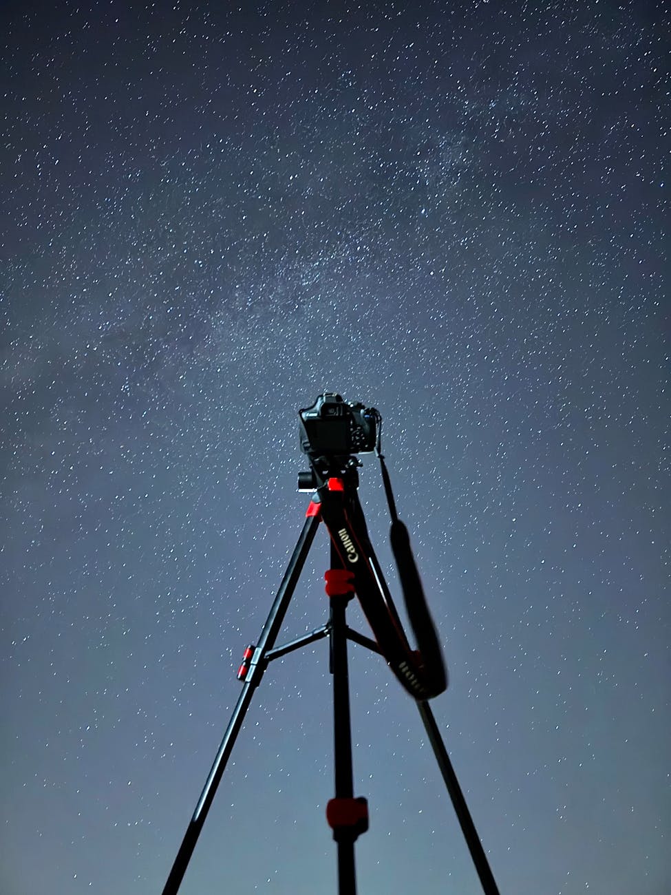 stargazing photography setup under starry sky