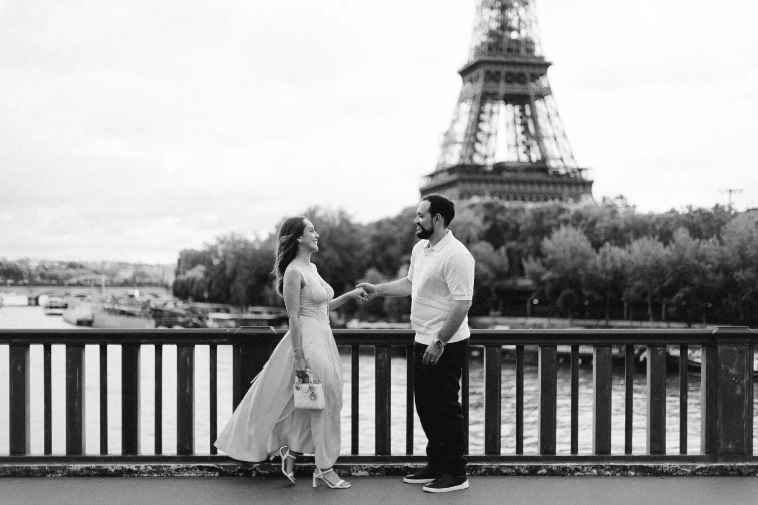 pareja caminando juntos cerca de Eiffel tower