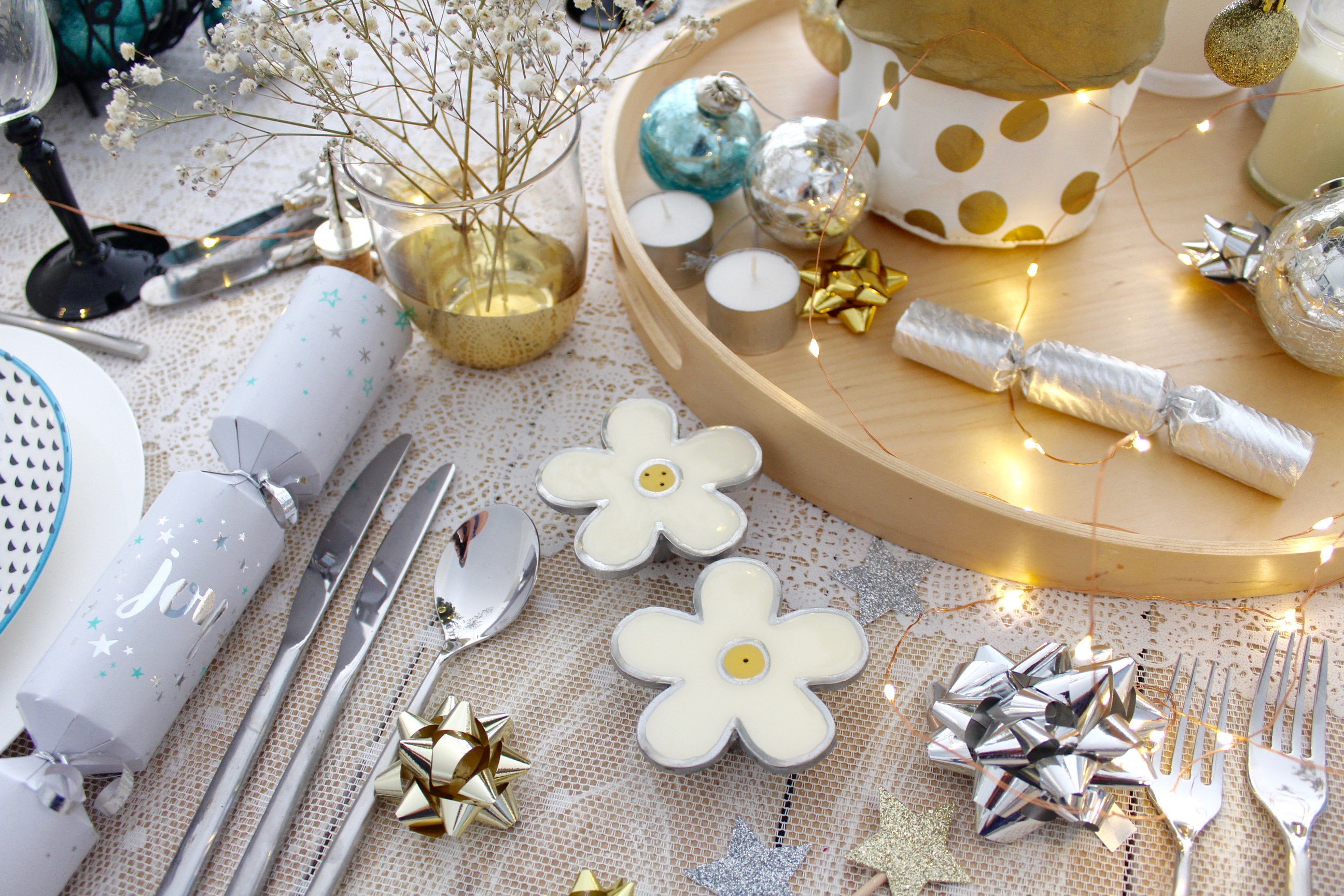 How to style a Christmas Table - free decorating guide on the blog