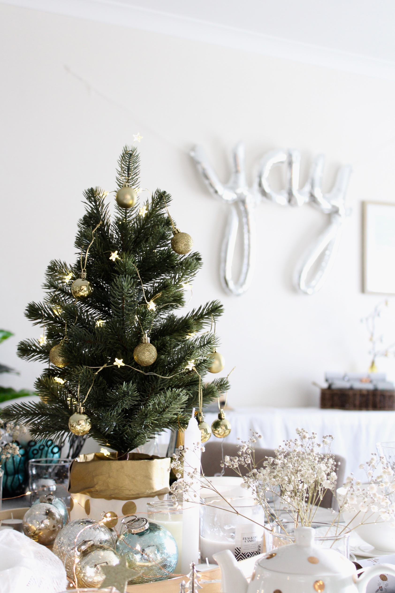 How to style a Christmas Table - free guide on the blog