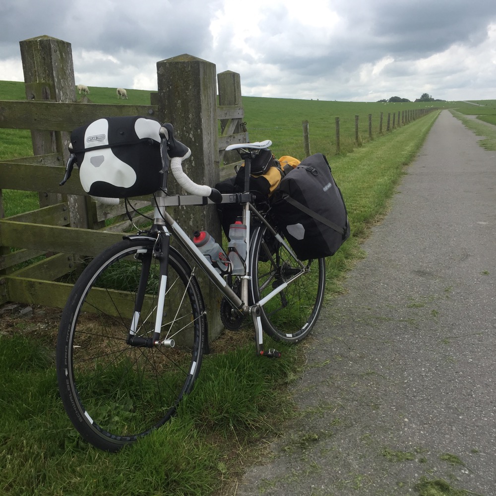 tochtfiets naast hek