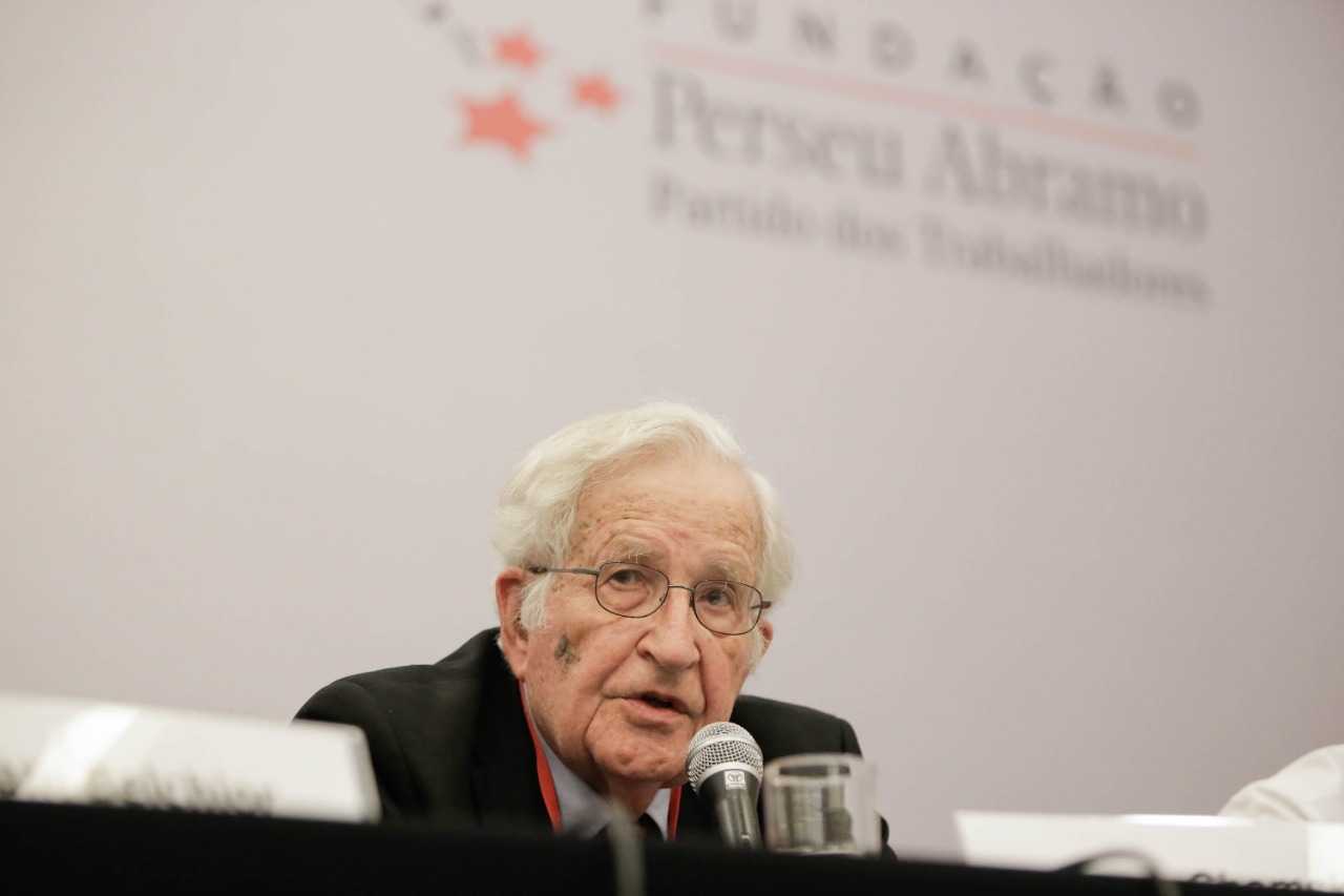 Chomsky: uma mídia como a brasileira seria fechada nos EUA
