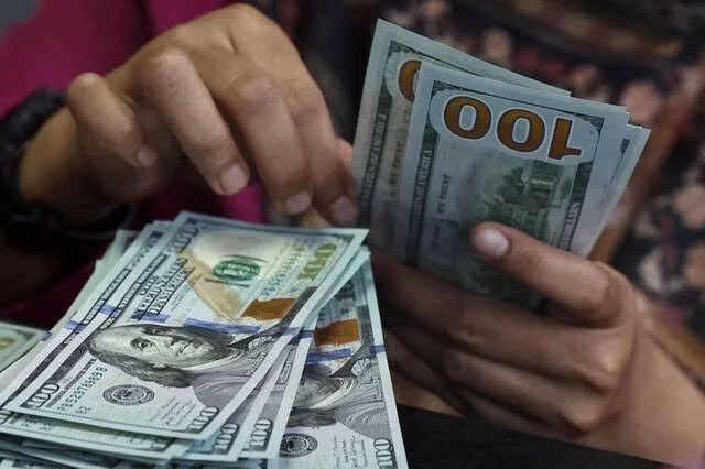الدولار يتراجع عالميًا.. والعملات الكبرى تنتعش مع بوادر اتفاق أمريكي إيراني